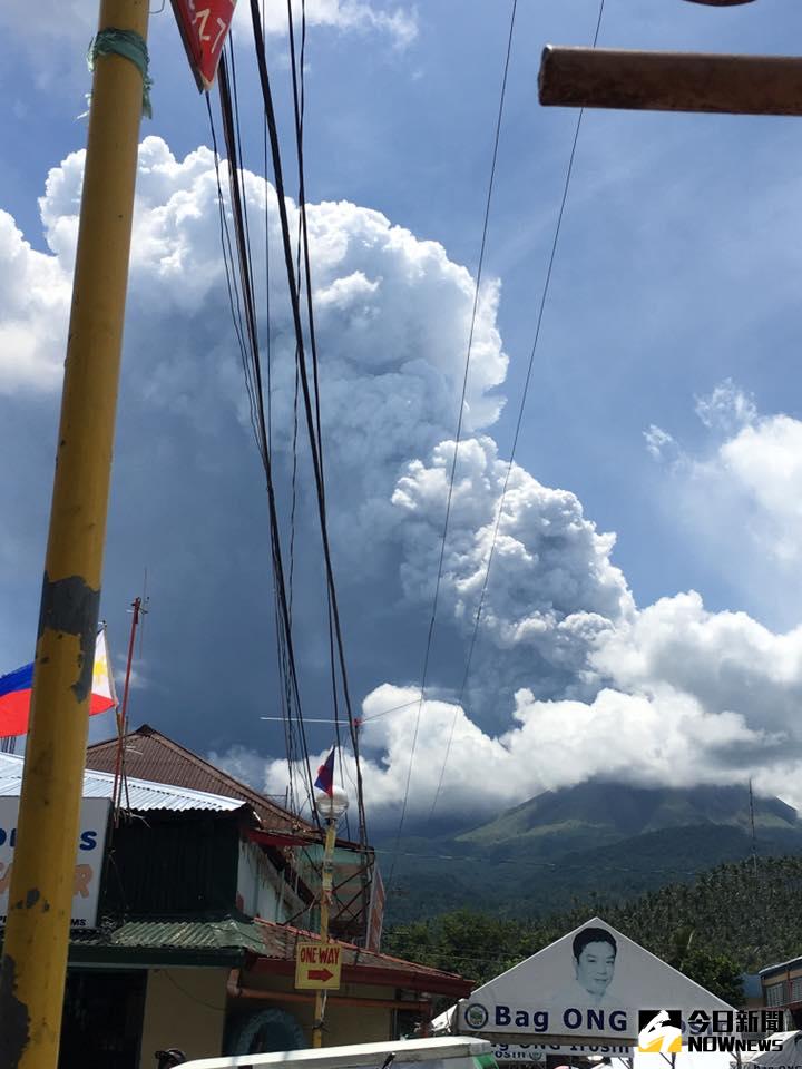 ▲菲律賓呂宋島南端布魯珊火山今（10）日爆發，火山灰雲的高度約達2公里。（圖／翻攝自網友Garfield Tseng臉書）