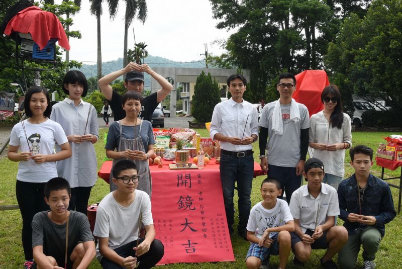 由真人真事暢銷小說改編的同名電影《老師你會不會回來》，6日在南投縣竹山鎮瑞竹國中舉行開鏡儀式，導演陳大璞、演員是元介、夏于喬、陸弈靜及工作人員等執香，在典禮上祈求電影拍攝順利進行。