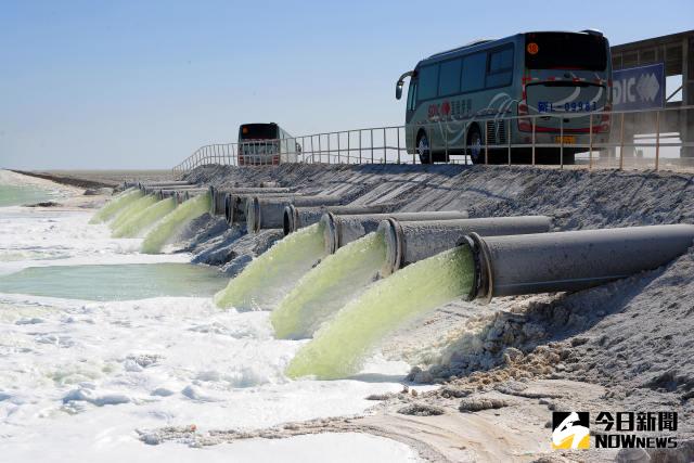 從羅布泊地下抽取的鹵水源源不斷注入鹽田中（6月15日攝）。
