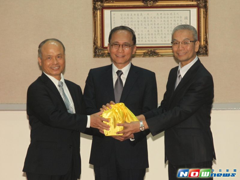 ▲行政院暨所屬各部會首長聯合交接典禮，圖為卸任財政部長張盛和（左起）、行政院長林全、新任財政部長許虞哲。（圖／記者陳明安攝，2016.5.20）