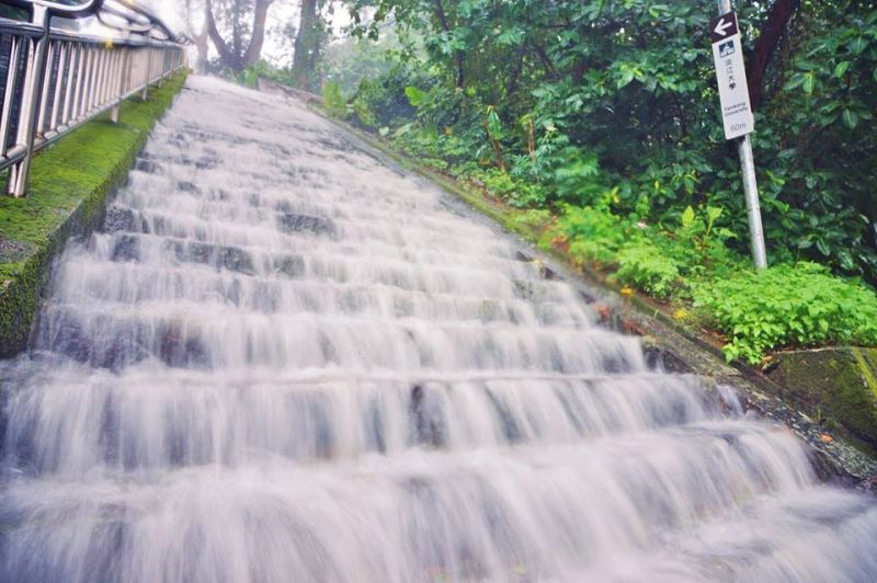 ▲大雨下不停，淡江克難坡變瀑布。（圖／翻攝自爆料公社）