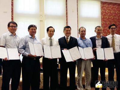 台灣師範大學20日和6家企業簽約，由工教系和企業共同辦理「企業合作公費生」，企業補助大二至大四在學3年學雜費和生活費，畢業後至分發企業服務至少3年。中央社記者許秩維攝  105年6月20日