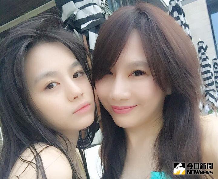 ▲陳子璇的校花女兒陳思妤（左）今高中畢業。（圖／翻攝自陳子璇臉書，2016.06.01）
