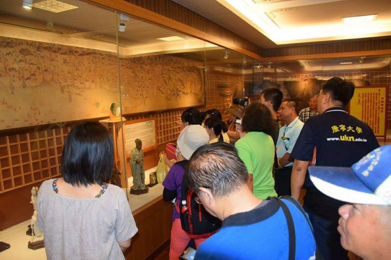 ▲劉相君講師帶領學員參觀鹿耳門聖母廟文物館出土文物，以及康熙臺灣輿圖認識台江古地圖。