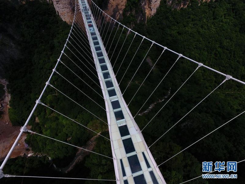 完成橋梁施工的張家界大峽谷玻璃橋（6月23日攝）。