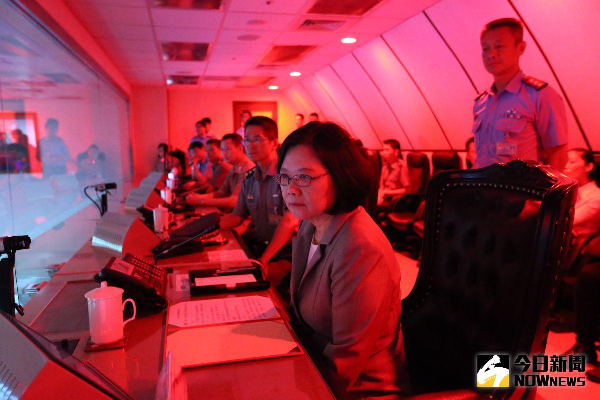 ▲蔡英文總統任內首次視導衡山指揮所，看到解放軍動態臉色顯得凝重。（圖／軍聞社提供）