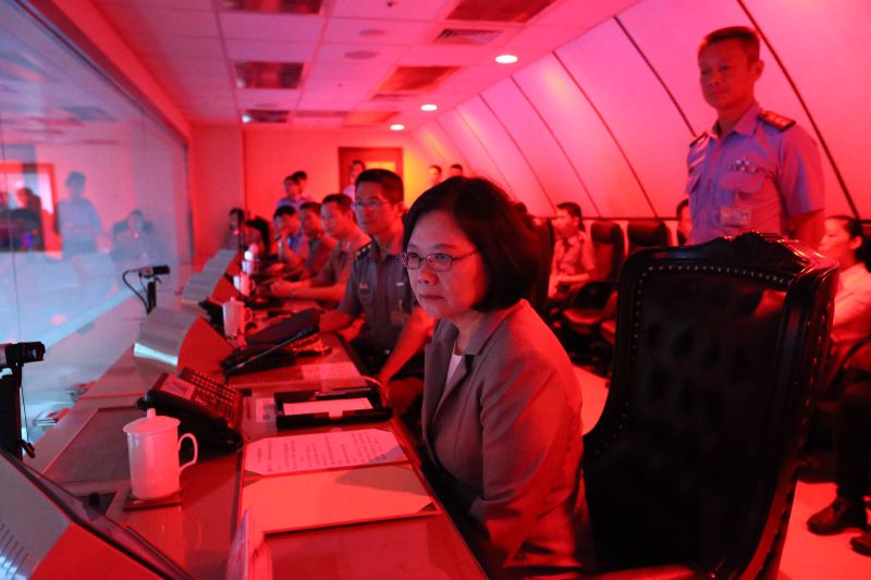 ▲蔡英文總統首次視導衡山指揮所，看到解放軍動態臉色顯得凝重。（圖／軍聞社提供）