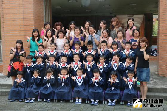 ▲。南投市公立幼兒園小朋友畢業照超可愛。（記者扶小萍攝）