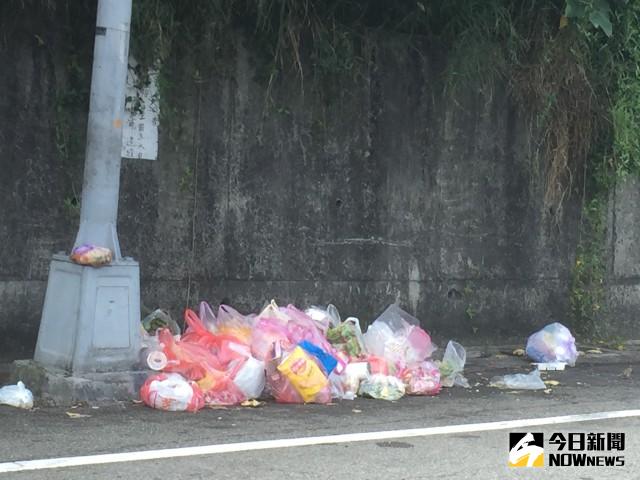 大甲水源路環保局清走一批餿水桶後，詎料缺公德心的民眾仍每天  繼續把餿水與垃圾拋置原地，居民不堪其擾的籲主管單位嚴厲取締  ，確保地方環境及衛生。記者陳榮昌／攝