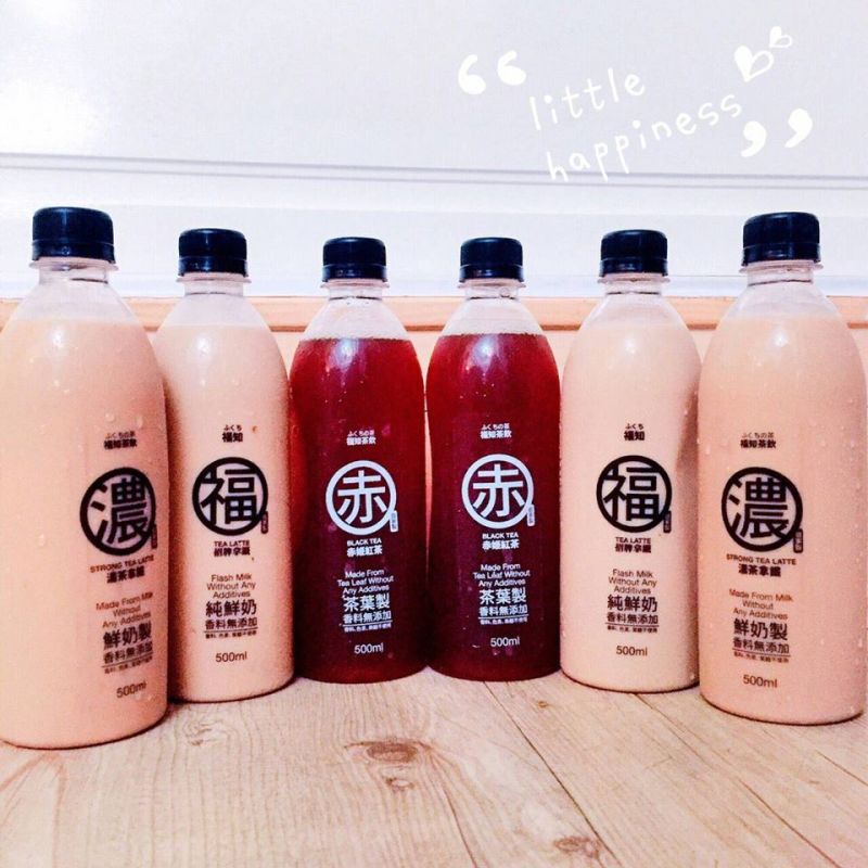 ▲員工邊摳腳邊製茶，高雄「福知奶茶」道歉下架。（圖／翻攝自臉書）