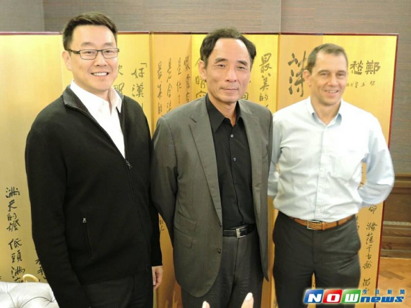 ▲▲華亞科董事長高啟全(圖中)表示，DRAM第2季就會回穩，「今年還是個好年！」（圖／記者許家禎攝，2015.3.27）