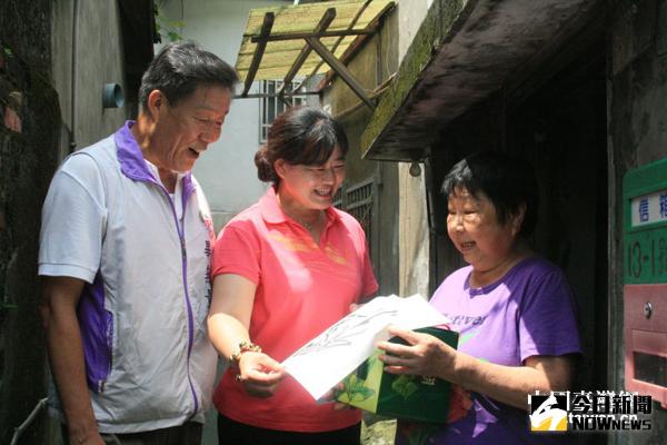 北京甘家口街道參訪團為台灣同胞送去了親手準備的粽子禮盒等禮物。