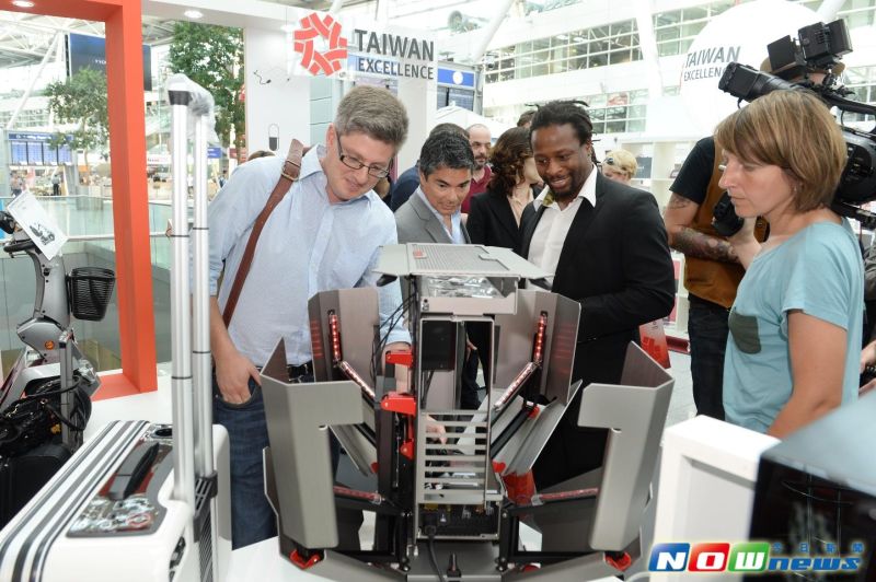 ▲德國知名Youtube頻道主持人Kay Carsten Olhoeft（左1）及電視名人Mola Adebisi（左3）參觀杜塞道夫台灣精品體驗活動。（圖／外貿協會提供）