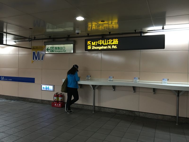 ▲捷運臺北車站增設免費充電區服務。（圖／公關提供）