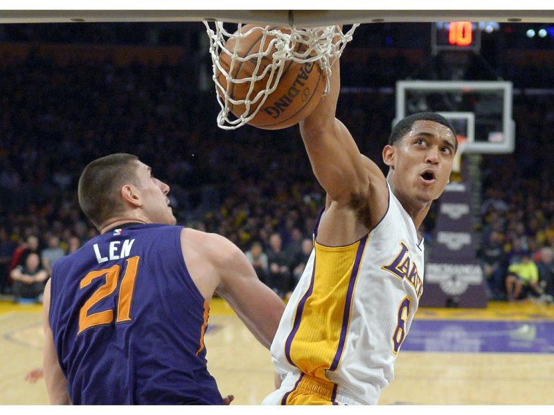 湖人「小克」Jordan Clarkson（右）隔扣7呎1吋的烏克蘭長人Alex Len（左）超霸氣。（圖／美聯社／達志影像）