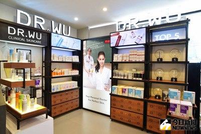 國內最大醫美品牌達爾膚生技DR.WU引領醫美保養風潮，於兩大藥妝通路屈臣氏西門店(圖)、寶雅東門旗艦店，打造全新DR.WU 2.0店中店登場。（DR.WU提供）中央社記者韓婷婷傳真  105年5月5日