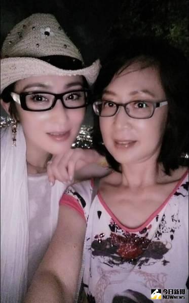 香港性感女星張敏（左）近期照。