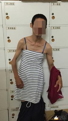 台北市文山區發生多起住宅竊案，警方調監視器掌握1名穿洋裝民眾涉案，偵查發現竊賊竟是有竊盜前科35歲葉姓男子。葉男被逮後被帶回警局，員警發現他內穿女裝，立刻傻眼。（警方提供）中央社記者劉建邦傳真 105年6月2日
