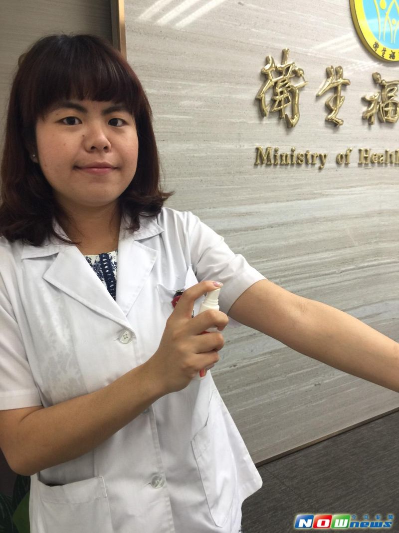 ▲藥師提醒，噴防蚊液最好每4小時補充一次，且回家也要用清水肥皂「卸」掉防蚊液。（圖／記者陳鈞凱攝,2016.6.8）