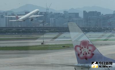 華航空服罷工落幕，航班恢復正常起降，台北市松山機場26日一架華航飛機在跑道準備起飛。中央社記者謝佳璋攝  105年6月26日
