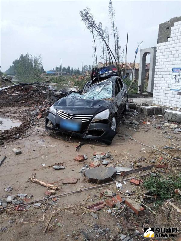 江蘇12級龍捲風威力有多大？車被吹扁。