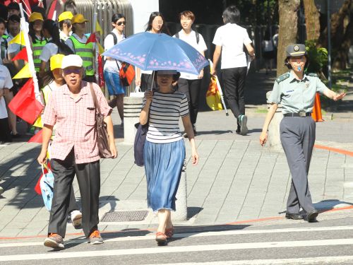 極端高溫熱到發暈!今全台恐達36°C 熱帶擾動有機會「颱風生成」