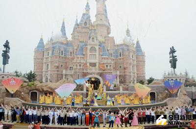 上海迪士尼樂園16日開幕，樂園安排熱鬧繽紛的開幕儀式迎接遊客。（共同社提供）中央社  105年6月16日