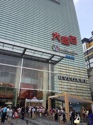 百貨遍全台　百億大店撐天下(2) 持續與新光三越在百貨版圖上一較高下的遠東集團旗下的遠東百貨，協理林彰豐宣布，台中大遠百今年全年業績將可破新台幣100億元。（遠百提供）中央社記者楊淑閔傳真　103年9月28日