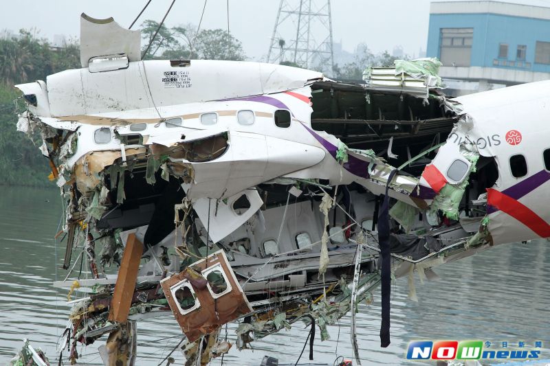 復興航空發生墜機意外，大型吊車陸續將殘骸吊起用卡車載回鑑定。（記者邱榮吉/攝影）