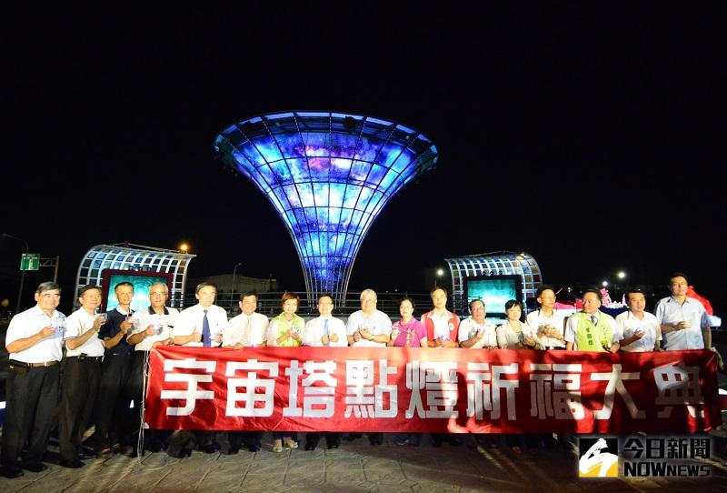 ▲縣長魏明谷與參與貴賓共同主持鹿港「宇宙塔」點燈祈福儀式。（圖／記者鄧富珍攝）