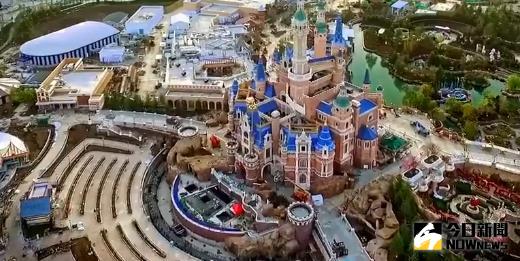 迪士尼最近停車場10點前就滿員了。