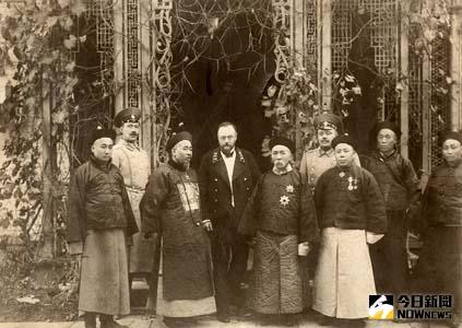 趙爾巽與洋人官員合影。