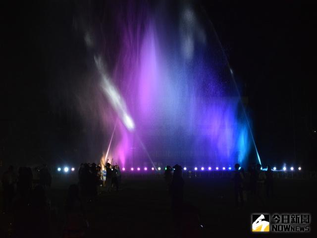 ▲明道畢業典禮有水幕光雕。（圖／林重鎣攝）