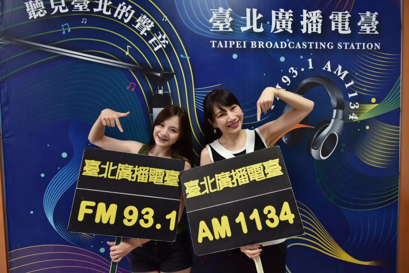 ▲母女檔陳子璇與陳思妤一起在臺北電臺「FUN學ABC」英語節目中發聲。（圖／台北電台提供）