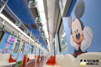 上海地鐵迪士尼主題列車14日亮相，車身內、外都設計迪士尼元素，呈現米奇、米妮、唐老鴨等經典卡通形象。迪士尼主題列車將於16日配合上海迪士尼樂園開幕，投入營運。（中新社提供）中央社  105年6月14日