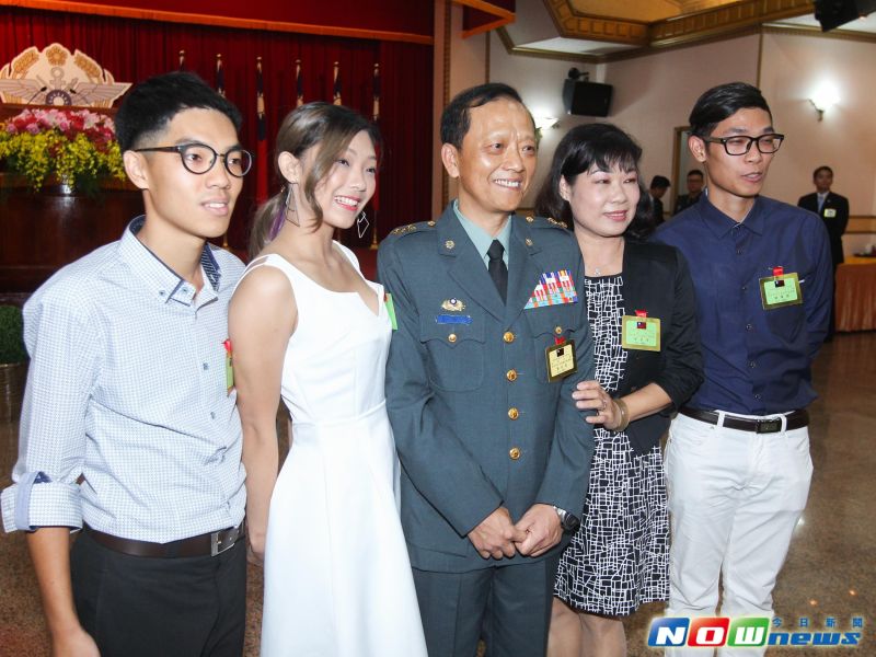 ▲國軍105年下半年將官晉任典禮，澎防部指揮官王興禮的女兒王姿妍(左2)穿著小禮服到現場慶賀爸爸晉任中將，成為全場亮點。（圖／記者陳明安攝，2016.6.23）