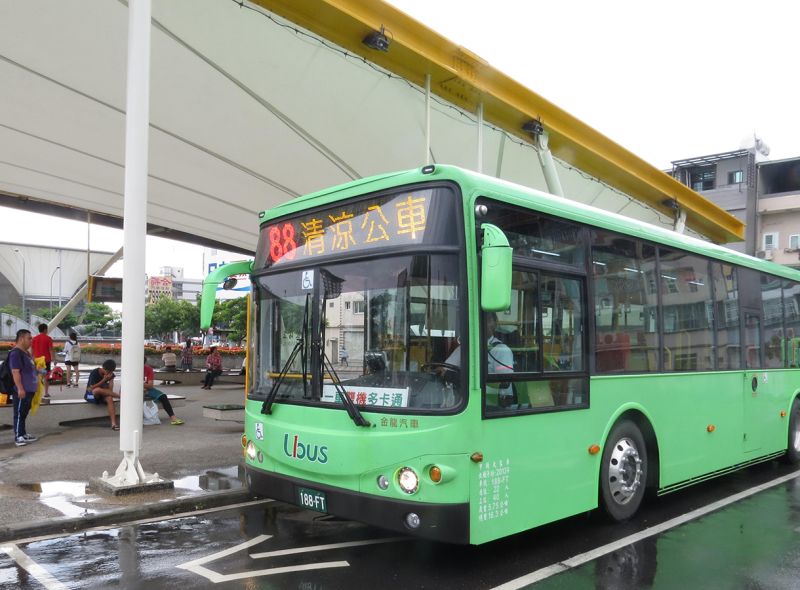 ▲炎炎高溫天氣下騎機車太辛苦，坐公車清涼又舒適。（圖／記者何沛霖攝）