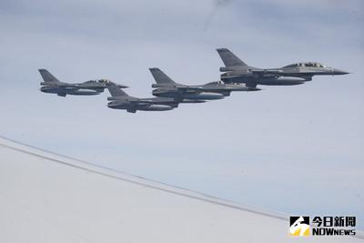 總統蔡英文24日上午搭機出訪，4架F-16伴隨護航，展開9天8夜的「英翔專案」，訪問友邦巴拿馬和巴拉圭。（低解析圖片）中央社記者吳翊寧攝 105年6月24日