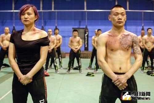 劉文芳（左一）。