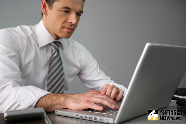 ▲即拔即種的微創植牙造福眾多忙碌的商務患者，透過4D斷層骨質掃描儀分析與客製化手術導引板進行精準植牙。（圖／公關照片）