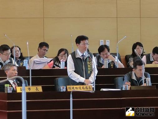 ▲圖說:台中市環保局長白智榮答詢說明目前台中市垃圾處理及社區大樓垃圾清運費調漲問題。（記者賴淑禎攝）