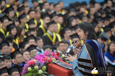 台灣大學104學年度畢業典禮5日舉行，邀請總統創新獎得獎人、台大電機工程學系教授葉丙成（前）擔任貴賓致詞，勉勵畢業生。中央社記者孫仲達攝 105年6月5日