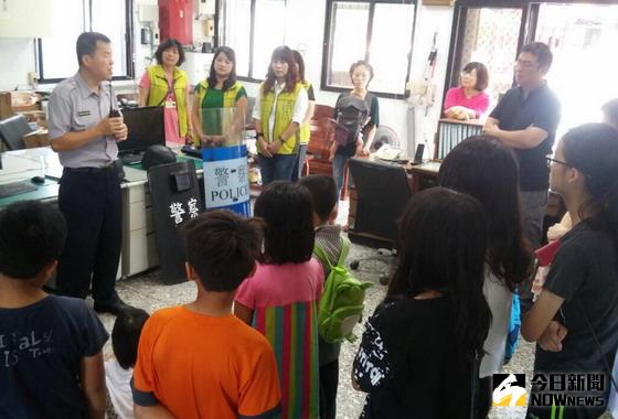 ▲石城國小學童到東勢警分局石城派出所參訪，所長洪存孝（左一）趁機講解宣導婦幼安全。〈圖／記者黃玿琮攝〉