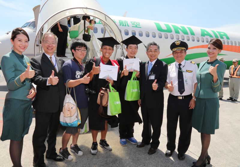 ▲詹子宜（左）與鄭瑞君（右）特別搭乘此次航班，一同與MD-90畢業。（圖／立榮航空提供）