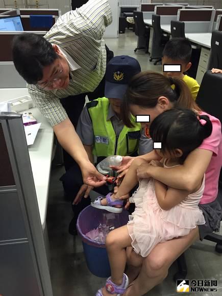 ▲經過一番安撫，小妹妹才答應讓警察叔叔包紮傷口。