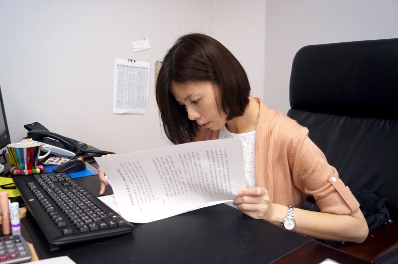 ▲時代力量立委洪慈庸提出《兵役法施行法》第43條修正草案，若修法順利完成，未來「全職奶爸」若接到教召通知，配偶也將可向任職單位申請「帶薪公假」。（圖／洪慈庸辦公室提供）