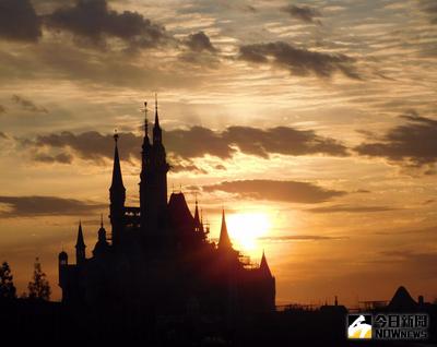 上海迪士尼度假區8日進入開幕倒數100天，官方公布首批園內實景圖。圖為上海迪士尼樂園中最高建築奇幻童話城堡，是全球最高的迪士尼城堡。（中新社提供）中央社　105年3月8日