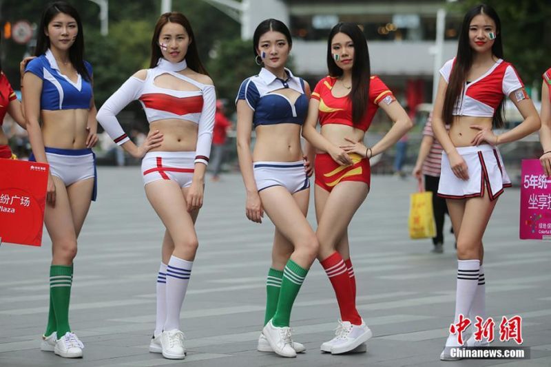 「足球寶貝」。