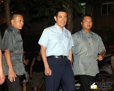 前總統馬英九（中）15日將出席在香港舉行的亞洲卓越新聞獎頒獎典禮，他1日在木柵自宅前受訪表示，已依法向總統府申請報准，目前總統府正在處理。中央社記者裴禛攝 105年6月1日