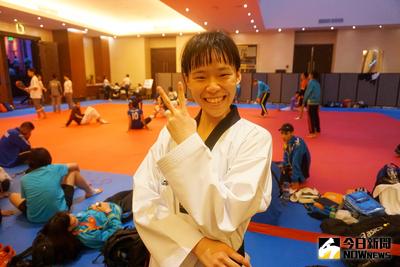 奧運跆拳道亞洲區資格賽16日在菲律賓馬尼拉登場，女子49公斤級的黃懷萱（圖）在4強踢走台灣教練張文賓指導的約旦選手達拉赫米，晉級冠軍賽，也拿下奧運資格，相當開心。中央社記者李宇政攝　105年4月16日